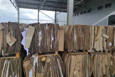 Atık kağıt geri dönüşüm tesisi. Kağıt geri dönüşümü. Atık kağıt. Balyalar dolusu kağıt. Ekoloji ve atık geri dönüşümü. Kağıt fabrikası