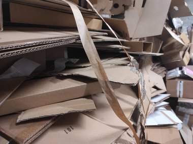 Atık kağıt geri dönüşüm tesisi. Kağıt geri dönüşümü. Atık kağıt. Balyalar dolusu kağıt. Ekoloji ve atık geri dönüşümü. Kağıt fabrikası