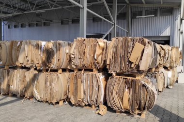 Atık kağıt geri dönüşüm tesisi. Kağıt geri dönüşümü. Atık kağıt. Balyalar dolusu kağıt. Ekoloji ve atık geri dönüşümü. Kağıt fabrikası