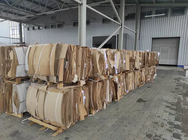 Atık kağıt geri dönüşüm tesisi. Kağıt geri dönüşümü. Atık kağıt. Balyalar dolusu kağıt. Ekoloji ve atık geri dönüşümü. Kağıt fabrikası