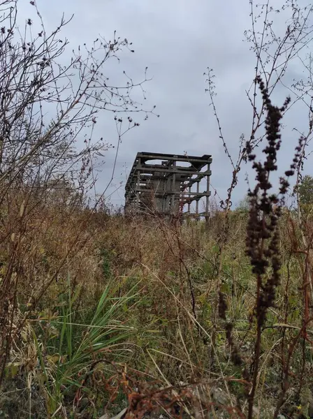 Eski yıkılmış evleri olan terk edilmiş sanayi bölgesi. Sapık