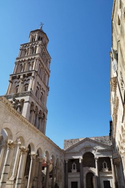 Avrupa 'nın antik caddeleri. Sarı taş evler. Hırvatistan 'da bölünmüş şehir.