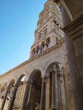 Avrupa 'nın antik caddeleri. Sarı taş evler. Hırvatistan 'da bölünmüş şehir.