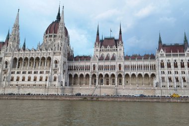 Budapeşte. Parlamento Binası. Tuna Nehri 'ndeki Ev