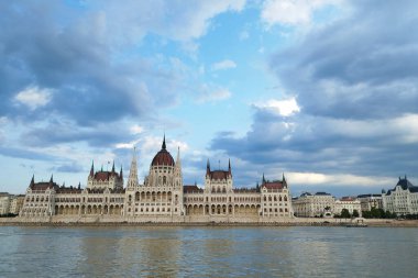 Budapeşte. Parlamento Binası. Tuna Nehri 'ndeki Ev
