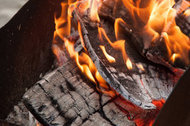 Izgarada yangın. Şöminede yangın var. Ateş ve kömür. dizayn