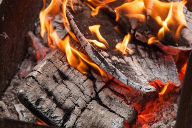 Izgarada yangın. Şöminede yangın var. Ateş ve kömür. dizayn