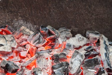 Sıcak kömürlerin fotoğrafı. Izgarada kömür dokusu. Izgaranın kenarına.