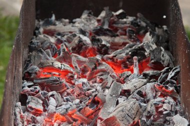 Sıcak kömürlerin fotoğrafı. Izgarada kömür dokusu. Izgaranın kenarına.