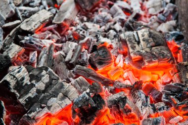 Sıcak kömürlerin fotoğrafı. Izgarada kömür dokusu. Izgaranın kenarına.