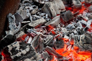 Sıcak kömürlerin fotoğrafı. Izgarada kömür dokusu. Izgaranın kenarına.