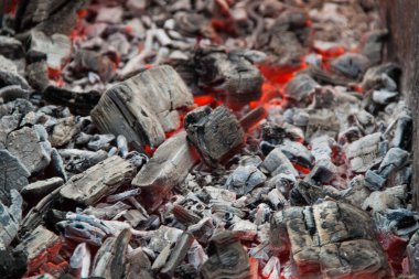 Sıcak kömürlerin fotoğrafı. Izgarada kömür dokusu. Izgaranın kenarına.