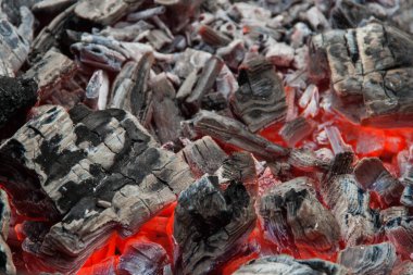 Sıcak kömürlerin fotoğrafı. Izgarada kömür dokusu. Izgaranın kenarına.