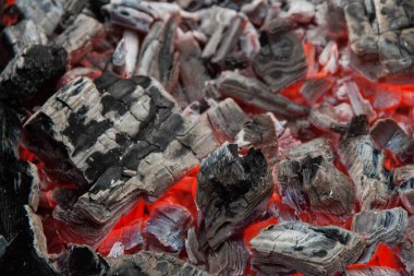 Sıcak kömürlerin fotoğrafı. Izgarada kömür dokusu. Izgaranın kenarına.