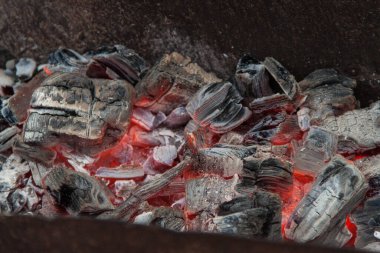 Sıcak kömürlerin fotoğrafı. Izgarada kömür dokusu. Izgaranın kenarına.