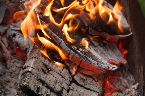 Izgarada yangın. Şöminede yangın var. Ateş ve kömür. dizayn