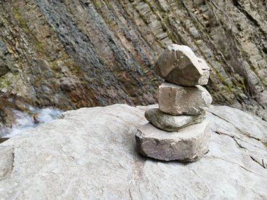 Doğal taşlar. Denge sanatı. Barış ve uyum. Taş yığını. Ukrayna dağları. Ukrayna doğa manzarası