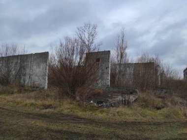 Labirent. Kıyametsel labirent sonrası. Apocalypse. Terk edilmiş labirent. Hayalet labirenti. Distopia. Hayalet kasaba. Hayalet labirenti. Beton labirent. Gerçek fotoğraf.