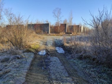 Labirent. Kıyametsel labirent sonrası. Apocalypse. Terk edilmiş labirent. Hayalet labirenti. Distopia. Hayalet kasaba. Hayalet labirenti. Beton labirent. Gerçek fotoğraf.