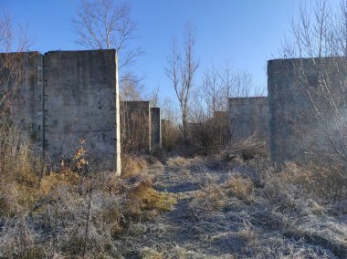 Labirent. Kıyametsel labirent sonrası. Apocalypse. Terk edilmiş labirent. Hayalet labirenti. Distopia. Hayalet kasaba. Hayalet labirenti. Beton labirent. Gerçek fotoğraf.