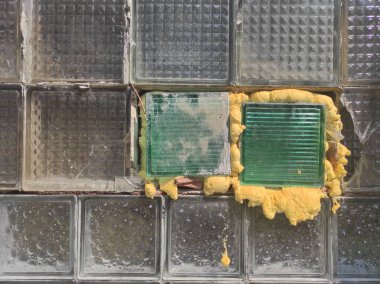 Kırık cam duvar. Cam blok duvar. Yeşil cam duvar dokusu. Kırık cam. Hayalet şehir