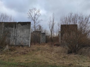 Labirent. Kıyametsel labirent sonrası. Apocalypse. Terk edilmiş labirent. Hayalet labirenti. Distopia. Hayalet kasaba. Hayalet labirenti. Beton labirent. Gerçek fotoğraf.