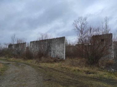 Labirent. Kıyametsel labirent sonrası. Apocalypse. Terk edilmiş labirent. Hayalet labirenti. Distopia. Hayalet kasaba. Hayalet labirenti. Beton labirent. Gerçek fotoğraf.