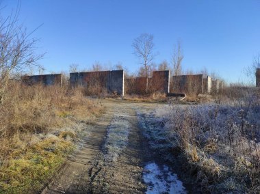 Labirent. Kıyametsel labirent sonrası. Apocalypse. Terk edilmiş labirent. Hayalet labirenti. Distopia. Hayalet kasaba. Hayalet labirenti. Beton labirent. Gerçek fotoğraf.