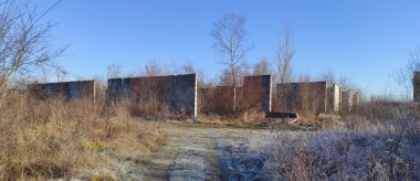 Labirent. Kıyametsel labirent sonrası. Apocalypse. Terk edilmiş labirent. Hayalet labirenti. Distopia. Hayalet kasaba. Hayalet labirenti. Beton labirent. Gerçek fotoğraf.