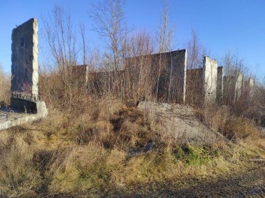 Labirent. Kıyametsel labirent sonrası. Apocalypse. Terk edilmiş labirent. Hayalet labirenti. Distopia. Hayalet kasaba. Hayalet labirenti. Beton labirent. Gerçek fotoğraf.