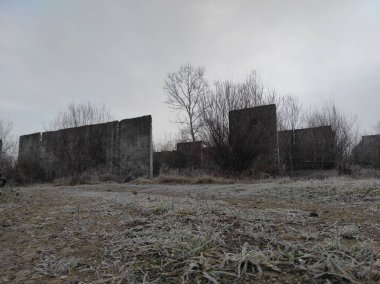 Labirent. Kıyametsel labirent sonrası. Apocalypse. Terk edilmiş labirent. Hayalet labirenti. Distopia. Hayalet kasaba. Hayalet labirenti. Beton labirent. Gerçek fotoğraf.