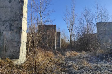 Labirent. Kıyametsel labirent sonrası. Apocalypse. Terk edilmiş labirent. Hayalet labirenti. Distopia. Hayalet kasaba. Hayalet labirenti. Beton labirent. Gerçek fotoğraf.