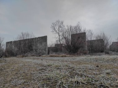 Labirent. Kıyametsel labirent sonrası. Apocalypse. Terk edilmiş labirent. Hayalet labirenti. Distopia. Hayalet kasaba. Hayalet labirenti. Beton labirent. Gerçek fotoğraf.