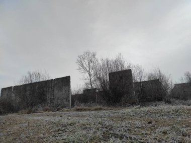 Labirent. Kıyametsel labirent sonrası. Apocalypse. Terk edilmiş labirent. Hayalet labirenti. Distopia. Hayalet kasaba. Hayalet labirenti. Beton labirent. Gerçek fotoğraf.