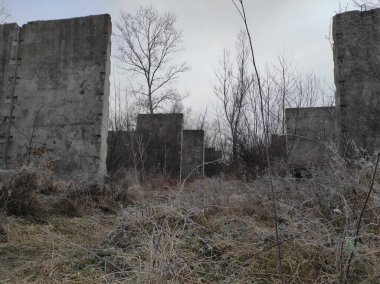 Labirent. Kıyametsel labirent sonrası. Apocalypse. Terk edilmiş labirent. Hayalet labirenti. Distopia. Hayalet kasaba. Hayalet labirenti. Beton labirent. Gerçek fotoğraf.