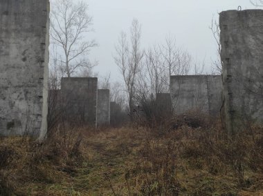 Labirent. Kıyametsel labirent sonrası. Apocalypse. Terk edilmiş labirent. Hayalet labirenti. Distopia. Hayalet kasaba. Hayalet labirenti. Beton labirent. Gerçek fotoğraf.