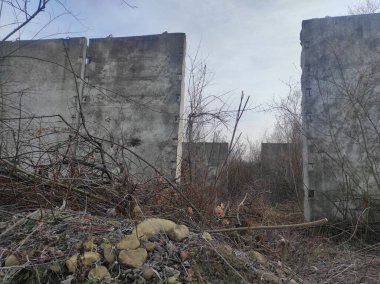 Labirent. Kıyametsel labirent sonrası. Apocalypse. Terk edilmiş labirent. Hayalet labirenti. Distopia. Hayalet kasaba. Hayalet labirenti. Beton labirent. Gerçek fotoğraf.