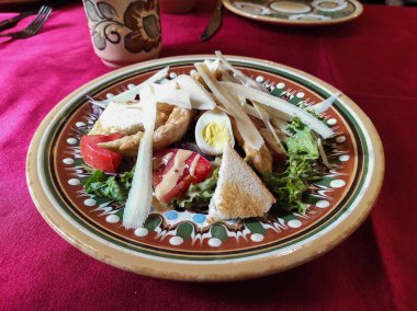 Sezar salatası. Ukrayna tabağında bir tabak. Ukrayna gıda dekorasyonu. Ukrayna yemekleri