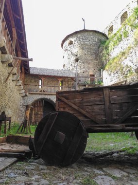 Eski kalenin avlusunda ahşap bir araba. Kale avlusu. Ukrayna Kaleleri