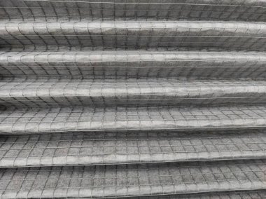 Endüstriyel filtre. Üretimde tıkalı filtre. Bakım. Endüstriyel filtrelerin değiştirilmesi. Üretim. Gri filtre dokusu. Gri arkaplan dokusu