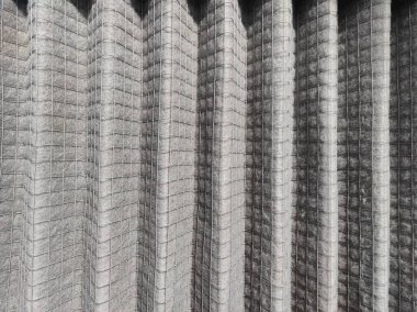 Endüstriyel filtre. Üretimde tıkalı filtre. Bakım. Endüstriyel filtrelerin değiştirilmesi. Üretim. Gri filtre dokusu. Gri arkaplan dokusu