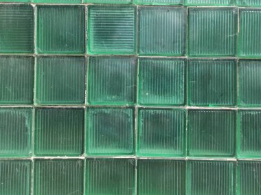 Kırık cam duvar. Cam blok duvar. Yeşil cam duvar dokusu. Kırık cam. Hayalet şehir