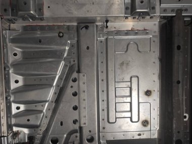 Yeni araba gövdesi. Gri metal dokusu. Yakın plan. Araba üretimi. Otomotiv endüstrisi. Araba toplantısı. Metal doku. Gri doku. Metalik araba arkaplanı