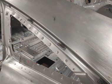 Yeni araba gövdesi. Gri metal dokusu. Yakın plan. Araba üretimi. Otomotiv endüstrisi. Araba toplantısı. Metal doku. Gri doku. Metalik araba arkaplanı