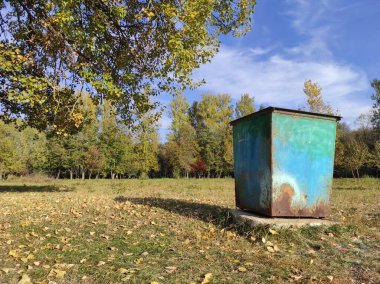 Parktaki çöp tenekesi. Ekoloji. Temiz bir çevre. Çöp tenekesi. Eski paslı çöp kutusu.