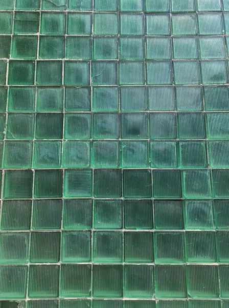 Kırık cam duvar. Cam blok duvar. Yeşil cam duvar dokusu. Kırık cam. Hayalet şehir