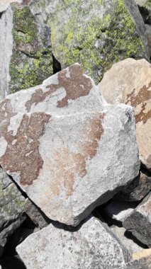 Taş dokusu. Dikey 16x9. Doğal taşın fotoğrafı. Doğal taş.