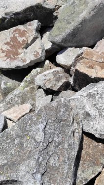 Taş dokusu. Dikey 16x9. Doğal taşın fotoğrafı. Doğal taş.