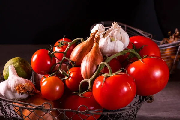 Póster Una Canasta Vieja Con Tomates Ajo Cebolla Para Decorar —  Fotos de Stock