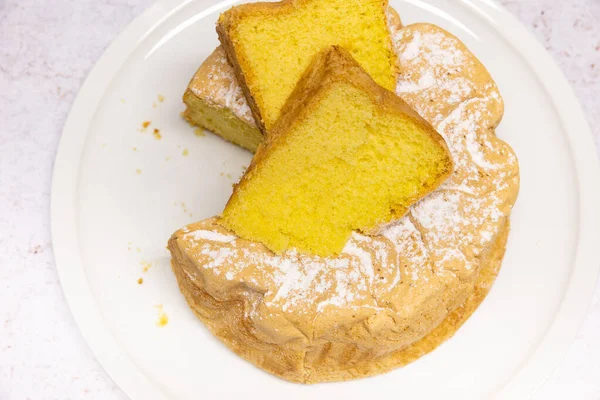 Hausgemachte Savoie Torte Auf Einem Hübschen Weißen Porzellangericht — Stockfoto